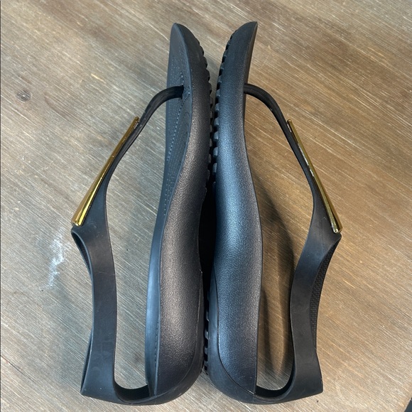 Crocs Women’s Serena Black Sandals with Gold Metallic Bar Size 6 NEW - Picture 10 of 16